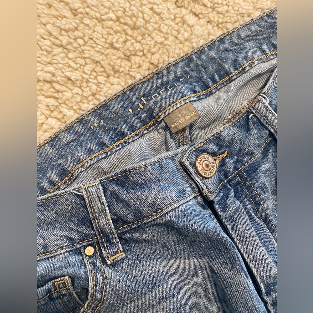 Boyfriend jeans light stretch in great condition very distressed